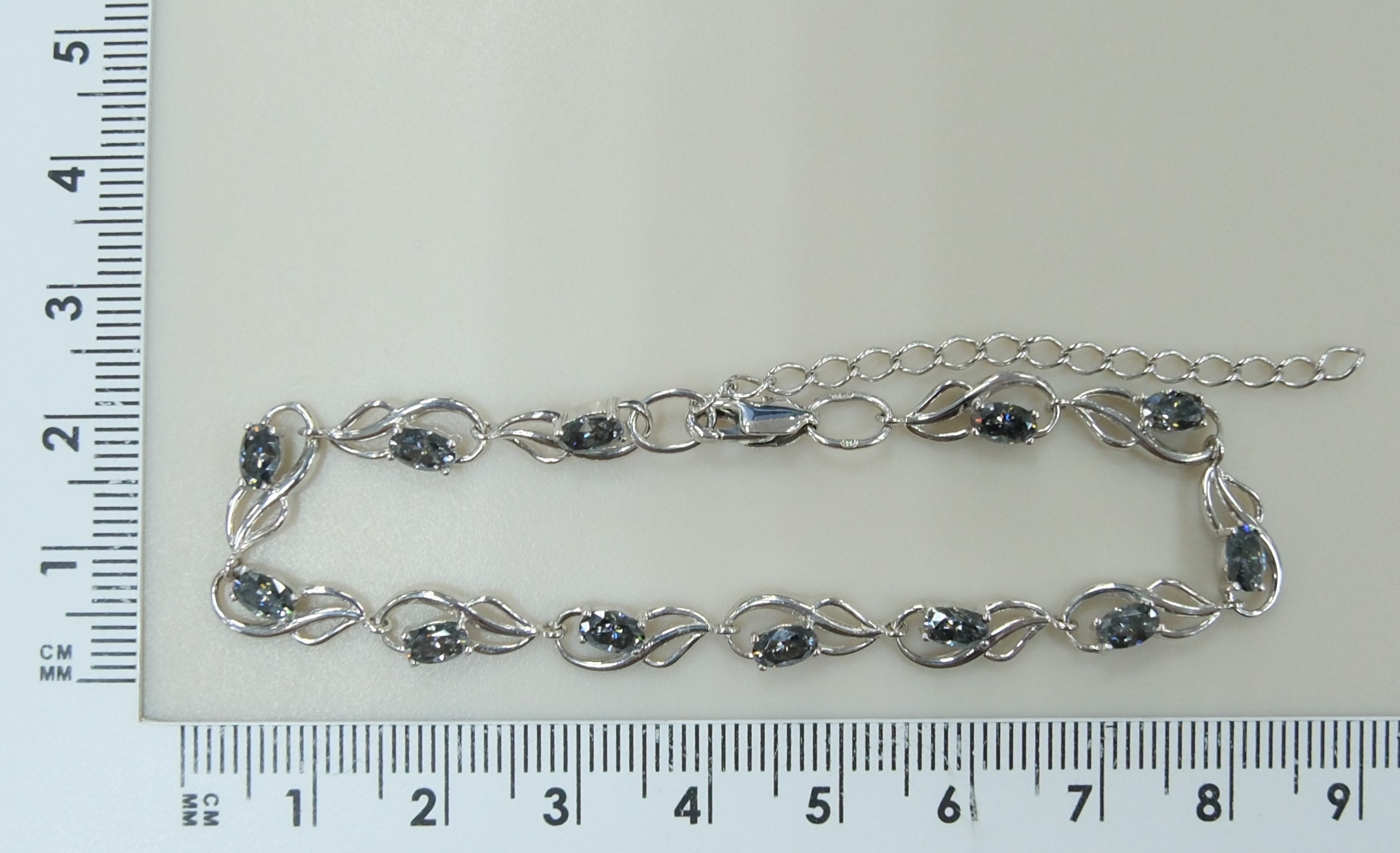 Серебряный браслет с серыми муассанитами